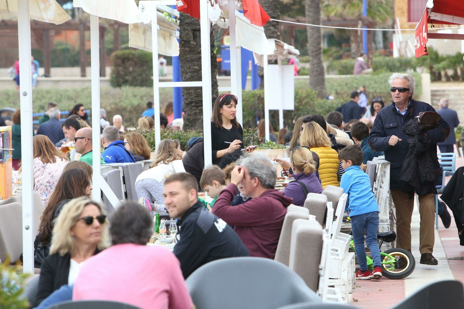 Las contrataciones de Semana Santa y la pretemporada estival en el sector servicios han vuelto a reducir el paro.