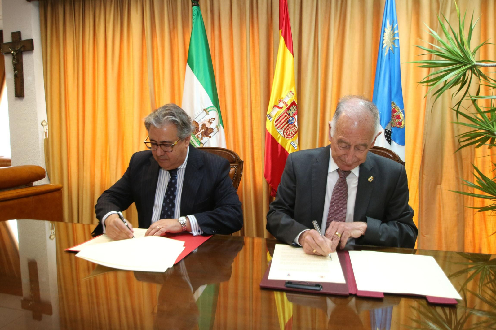 Juan Ignacio Zoido y Gabriel Amat, en el momento de la rúbrica del protocolo que derivará en un sustancial refuerzo de agentes y medios de la Guardia Civil en Roquetas. Juan Ignacio Zoido y Gabriel Amat, en el momento de la rúbrica del protocolo que derivará en un sustancial refuerzo de agentes y medios de la Guardia Civil en Roquetas.