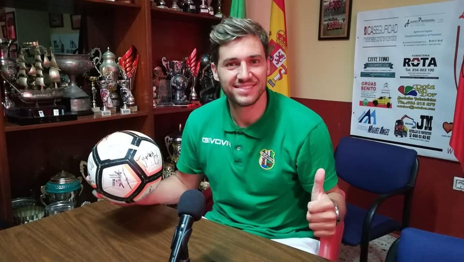 Luis Lara vive su sexta temporada en el CD Rota.