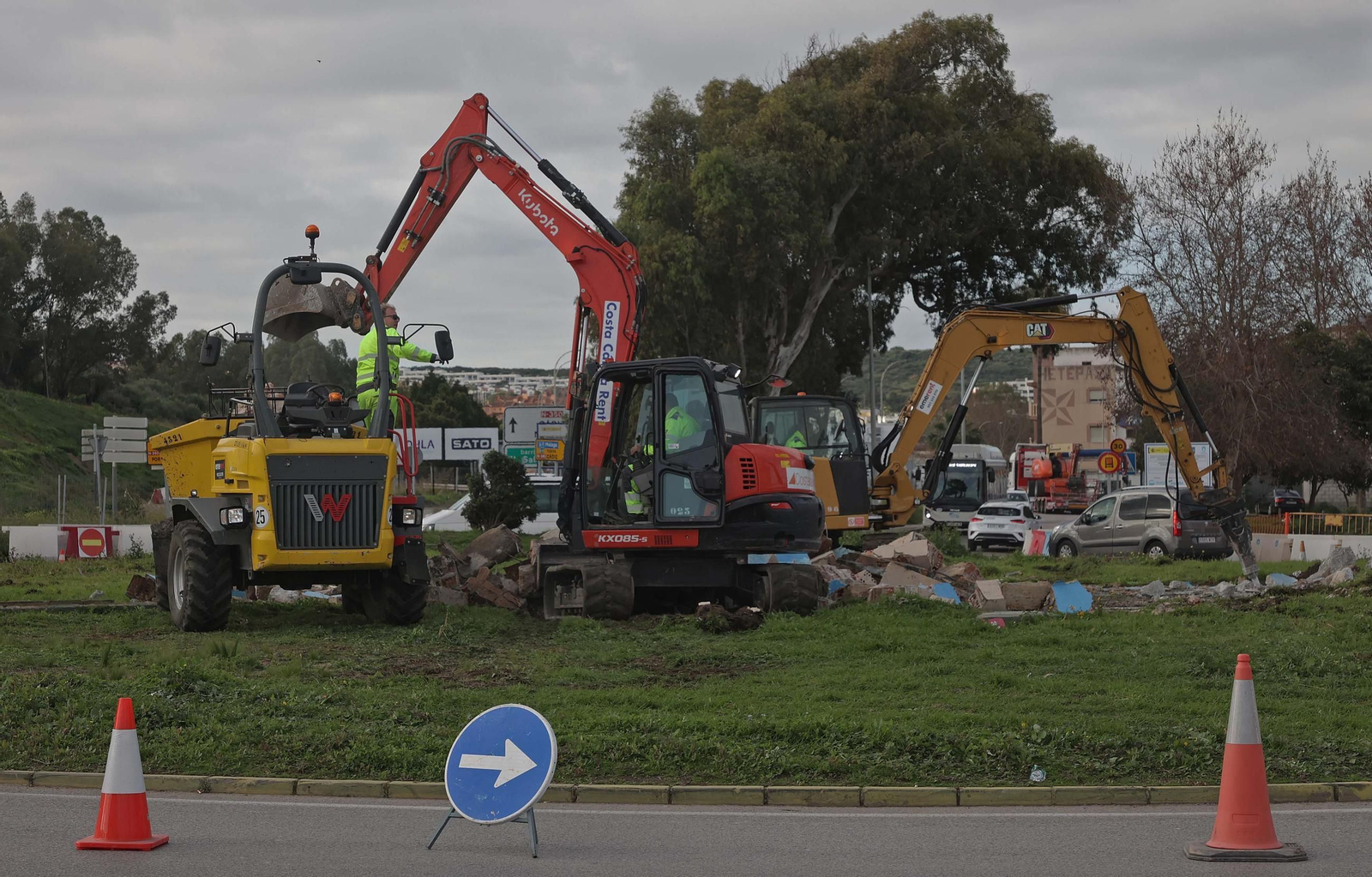 Fotos de la demolición de la fuente de la rotonda del Varadero en Algeciras