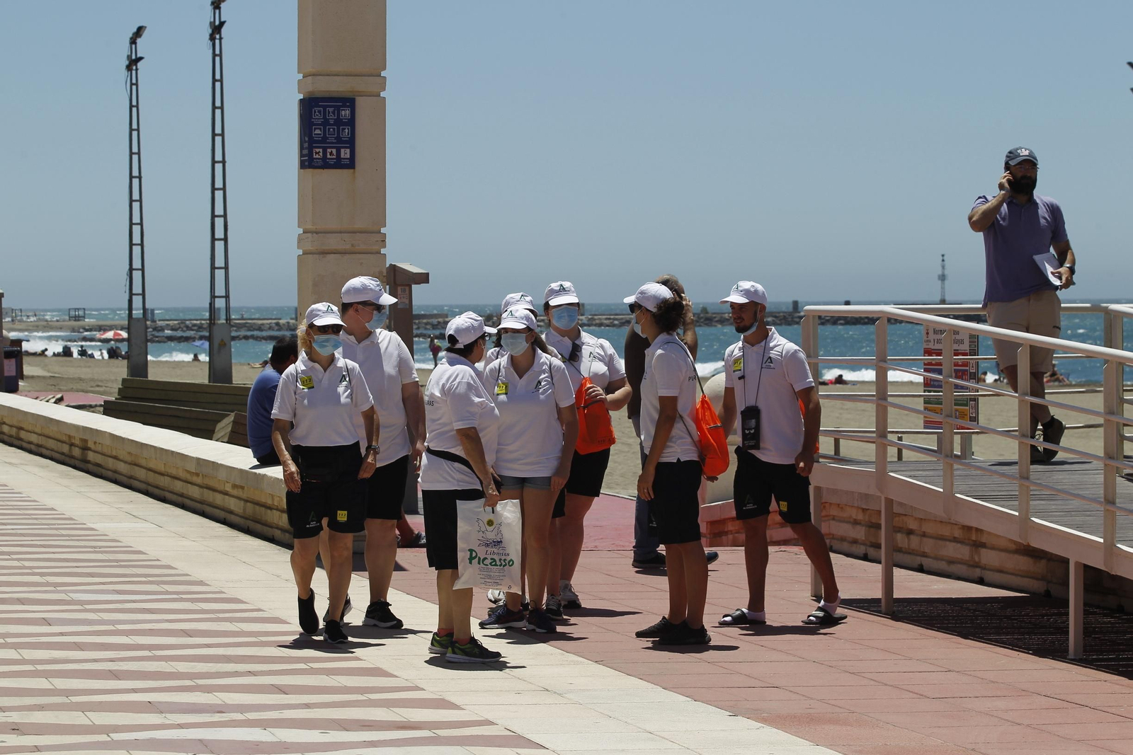 Un grupo de vigilantes tras recibir las instrucciones previas a ejercer su labor.