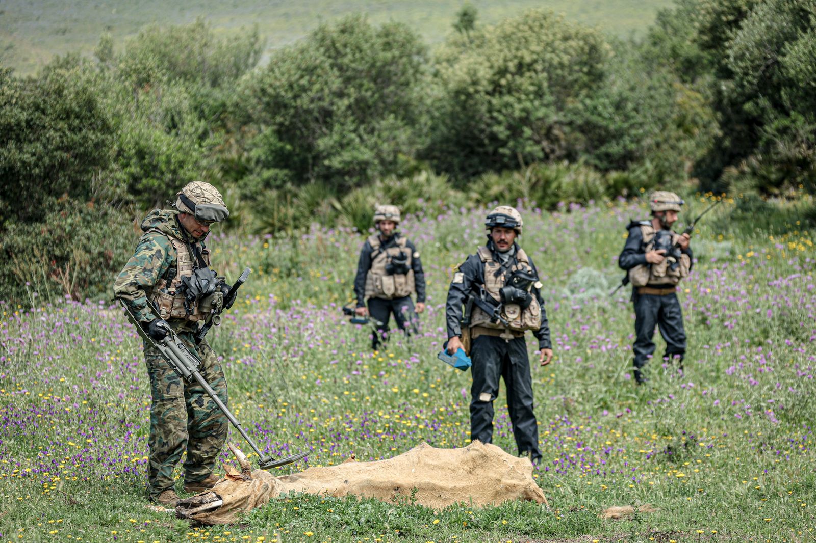 Fuerzas Armadas: Así se adiestran los equipos de desactivación de explosivos en Cádiz