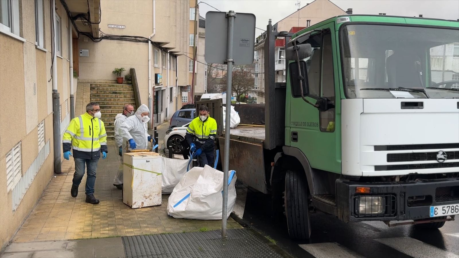 Dificultades para sacar el cadáver de un hombre con complejo de Diógenes de su vivienda en La Coruña