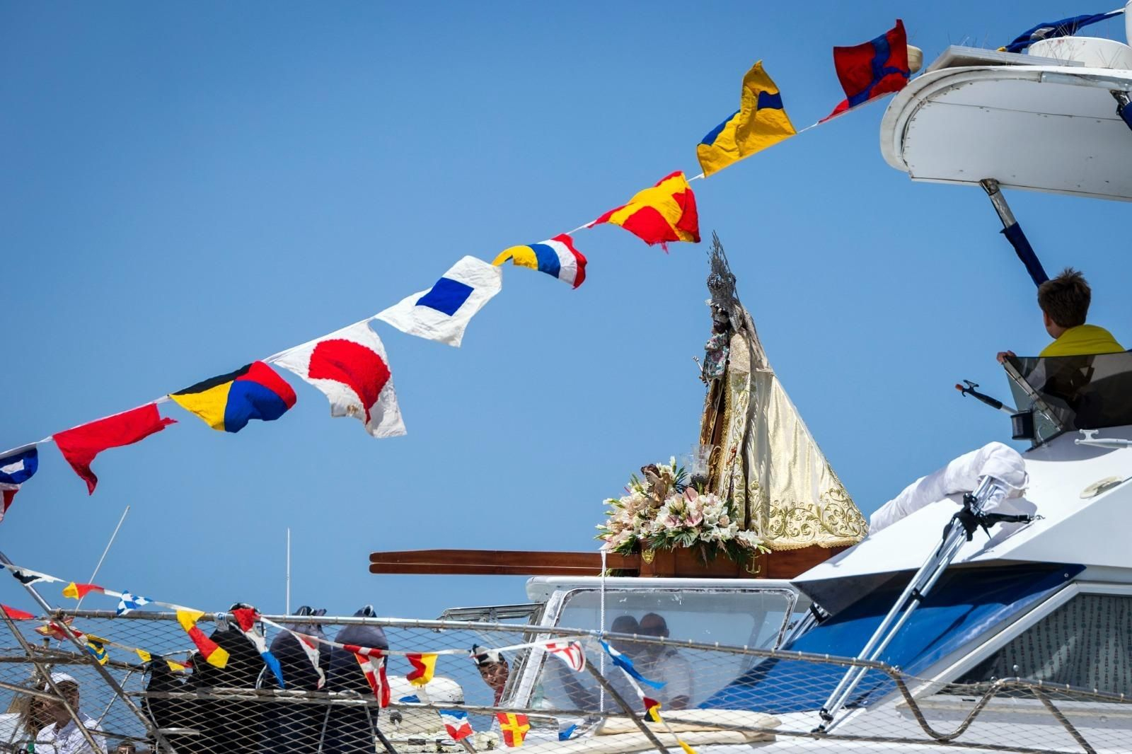 Las imágenes de la procesión marítima de la Virgen del Carmen de Gallineras en San Fernando