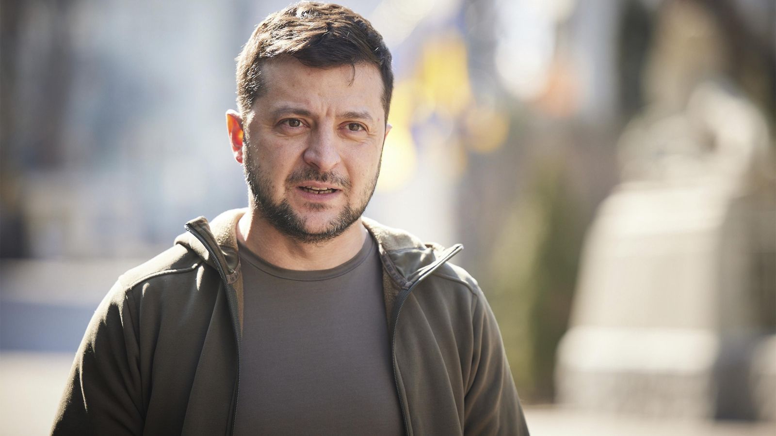 Una de las ya icónicas imágenes del presidente ucraniano durante estos días. Una de las ya icónicas imágenes del presidente ucraniano durante estos días.
