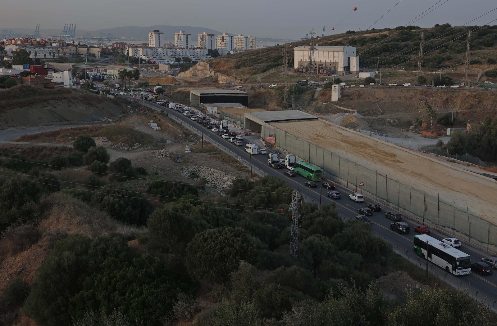 Fotos del colapso de tráfico en la N-340 por las obras del Acceso Sur de Algeciras