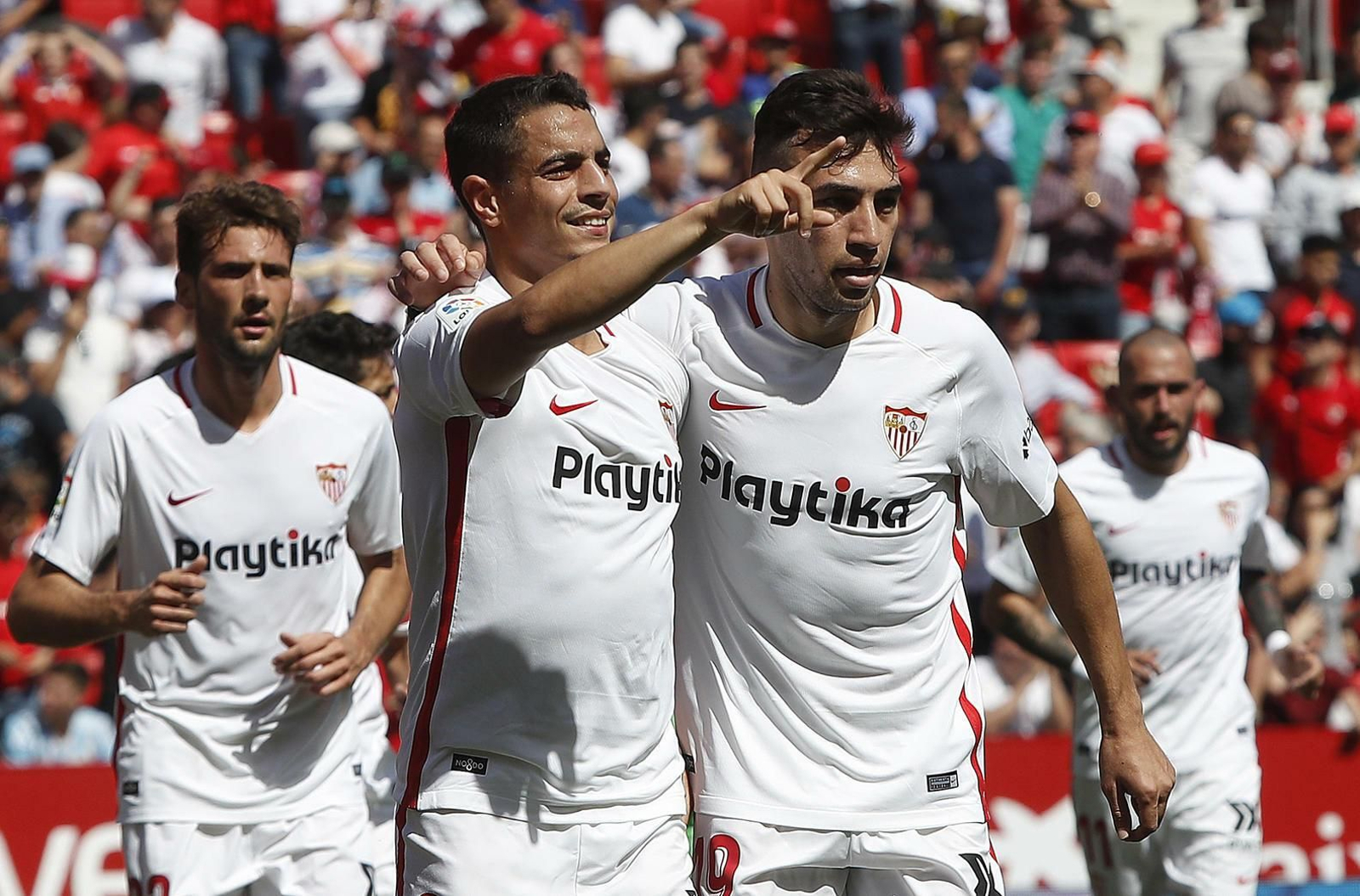Ben Yedder celebra un gol con el Sevilla mientras es felicitado por Munir y Franco Vázquez.