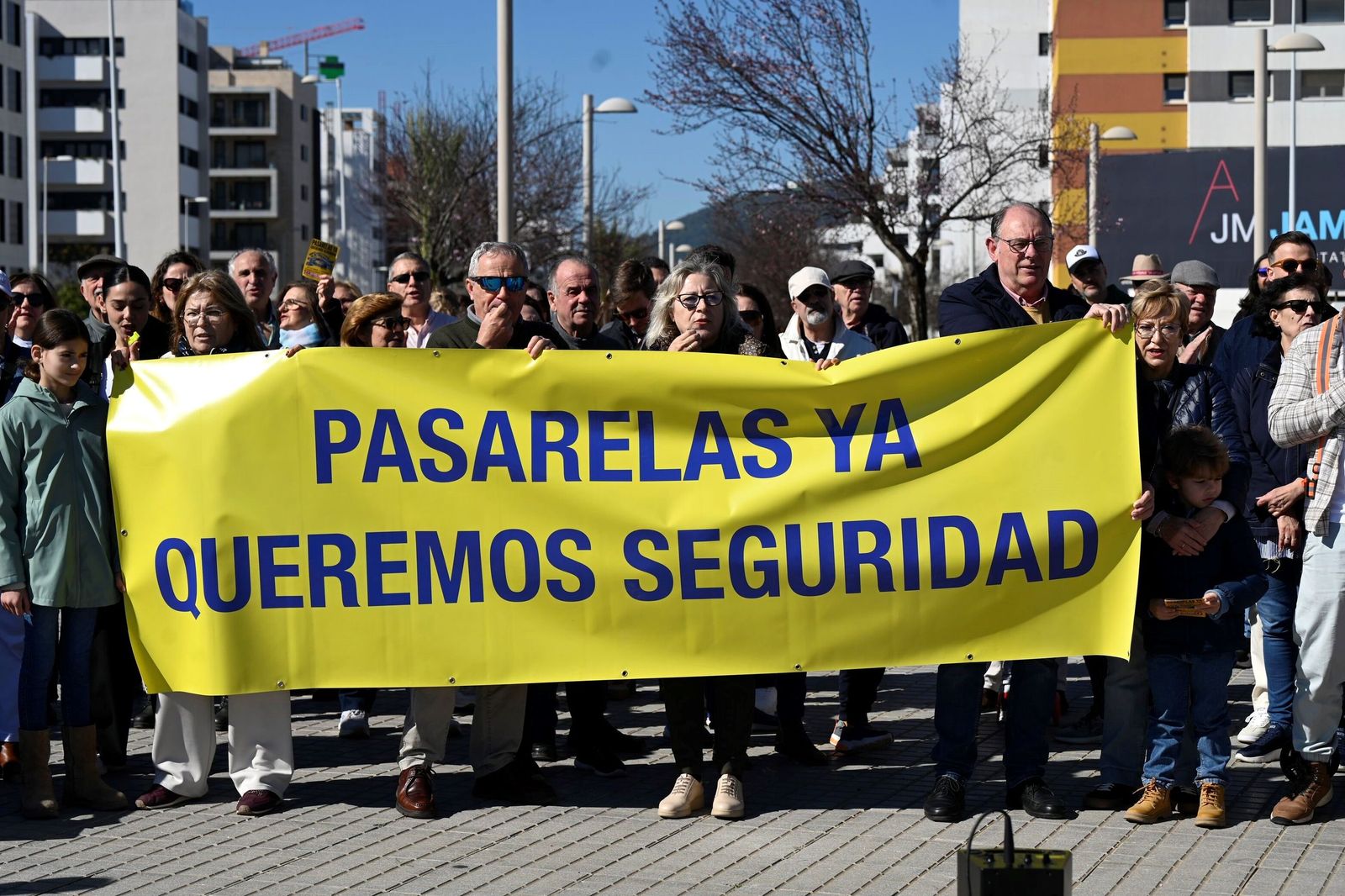 Las imágenes de la concentración de los vecinos de Turruñuelos por una pasarela peatonal sobre la ronda de Poniente
