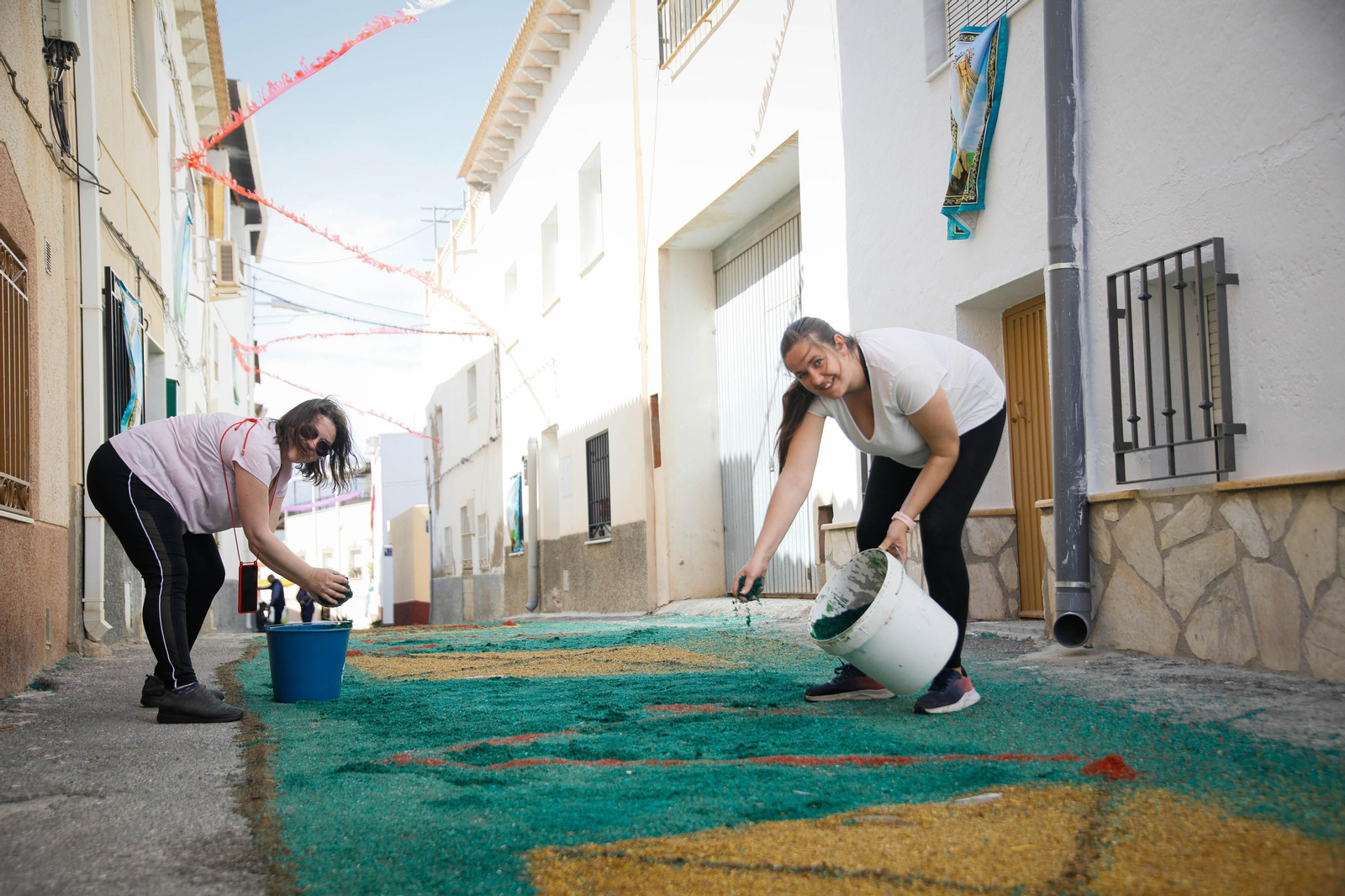 Así es la gran alfombra de serrín para que levite la Virgen de Fátima de Tíjola