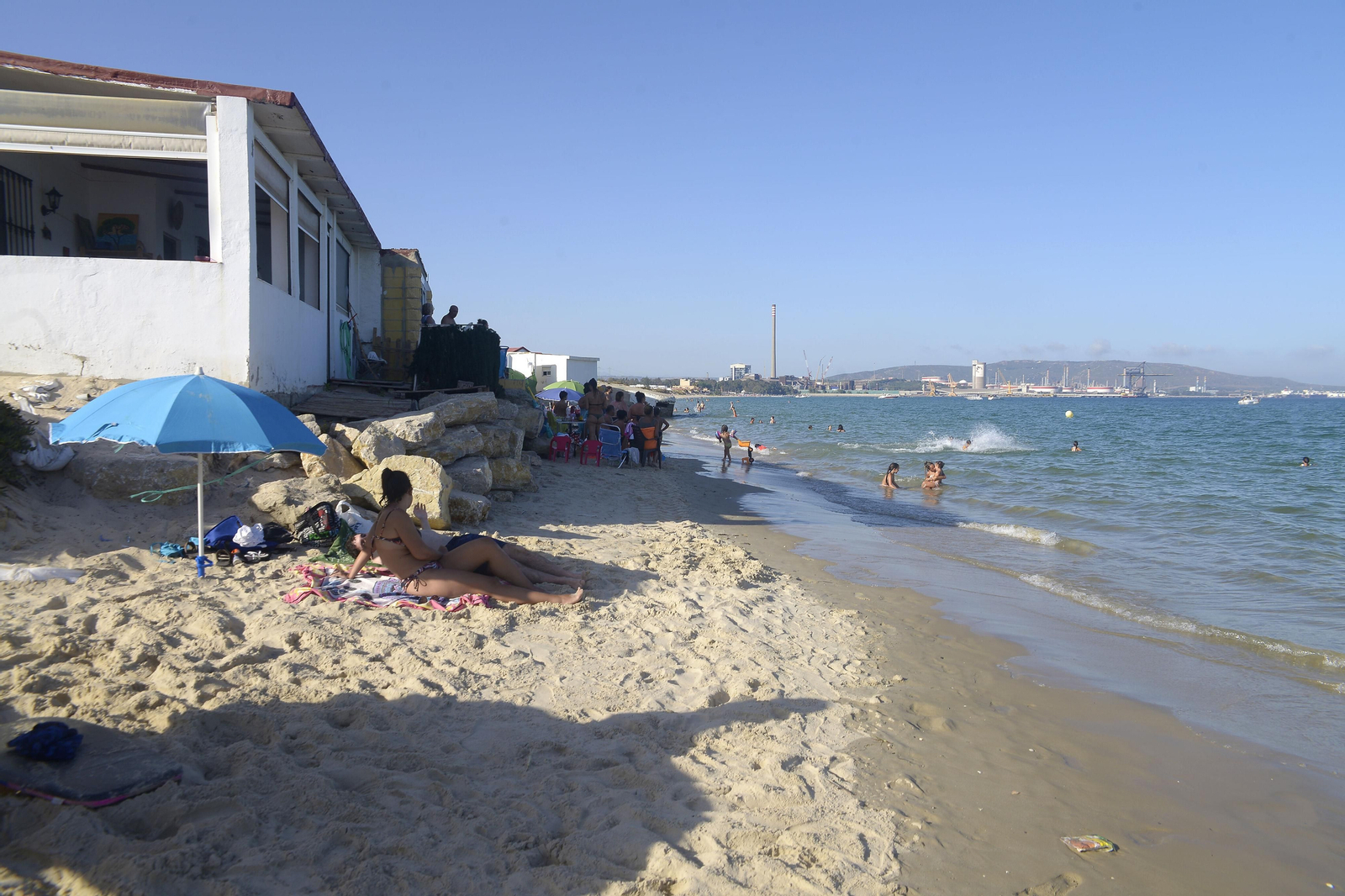 Vista de una zona de la playa del Rinconcillo este verano
