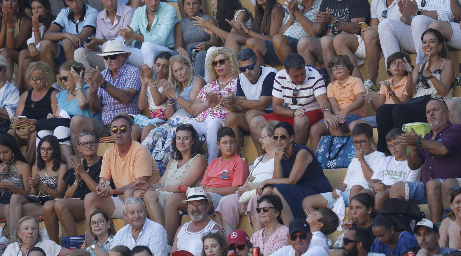 Las fotos de la primera semifinal del ciclo de novilladas de las Escuelas de Tauromaquia de Andalucía en La Línea