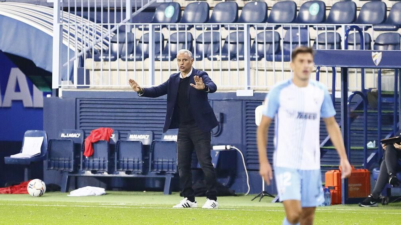 El entrenador del Málaga, Sergio Pellicer, durante el choque contra el Espanyol.
