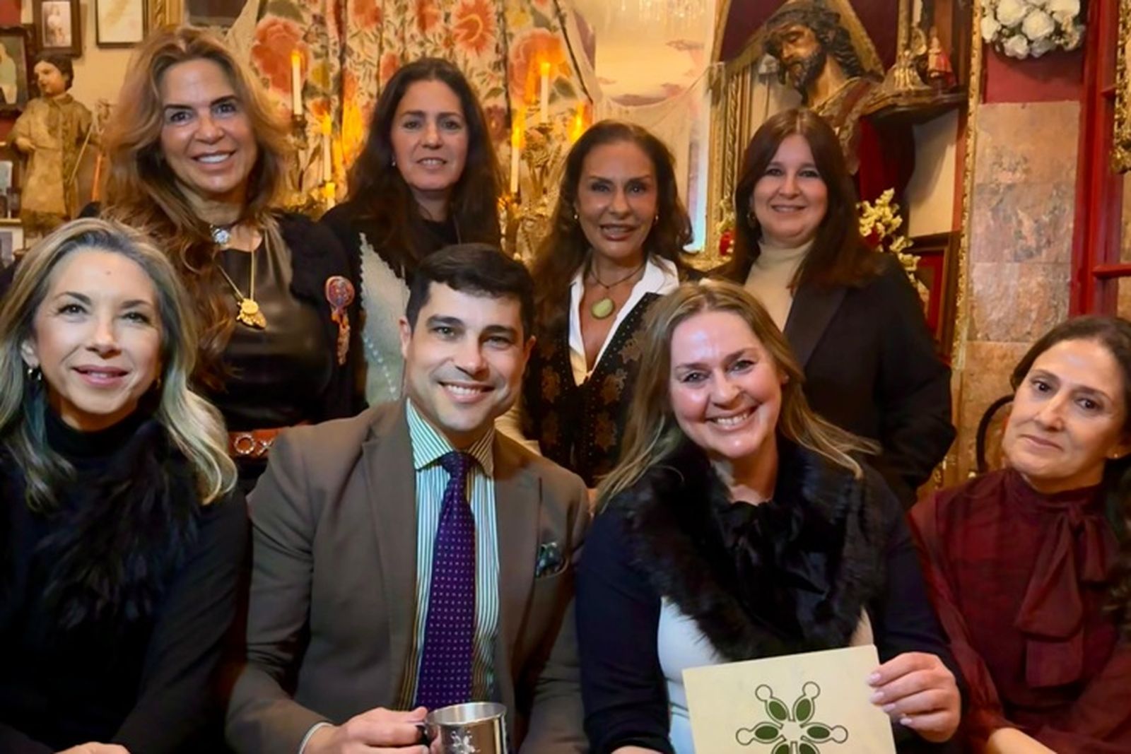 Entrega del jarrillo por parte de las integrantes de la tertulia