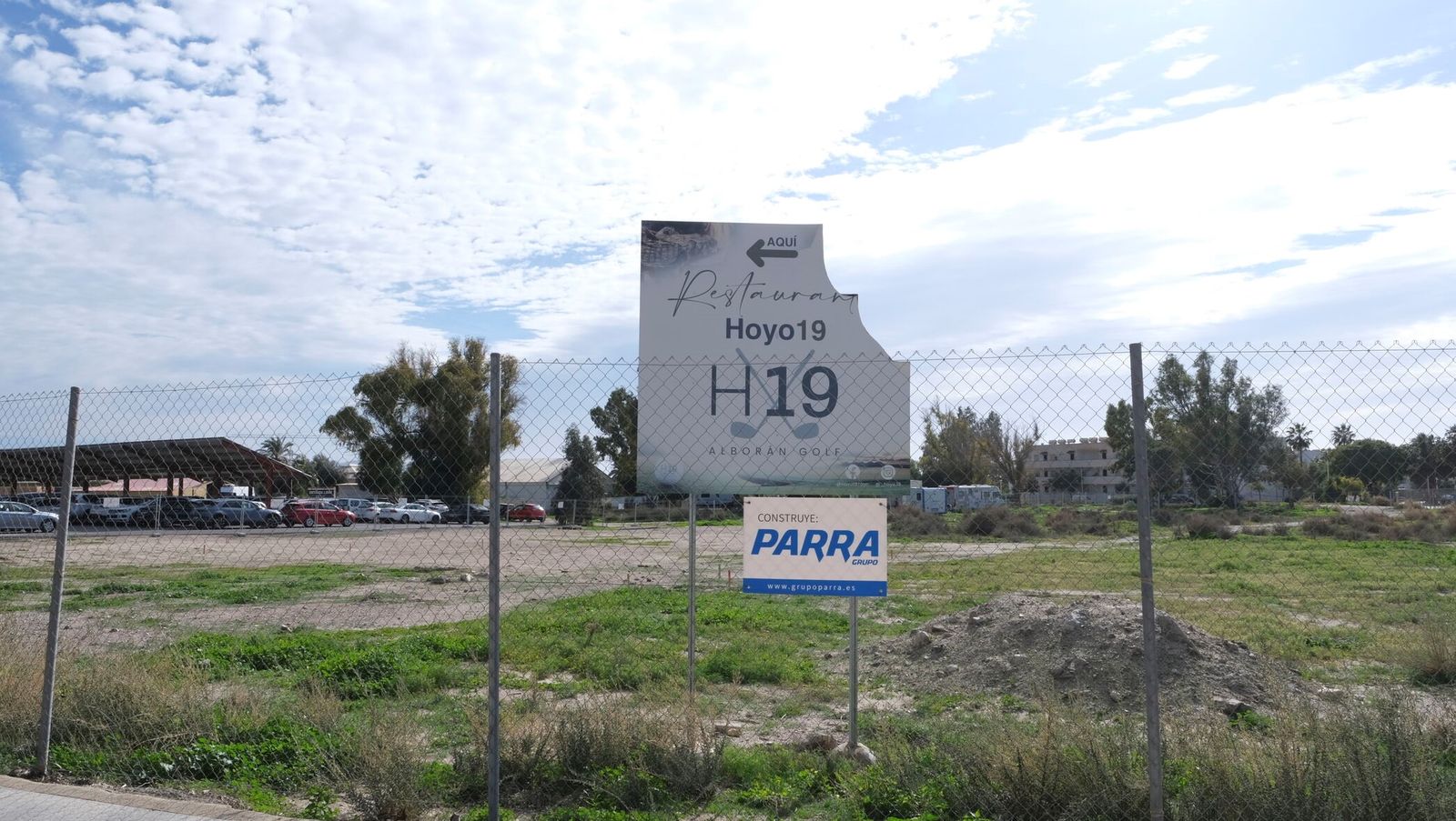 Cartel del restaurante en el solar donde se construye ya la Casa Club.