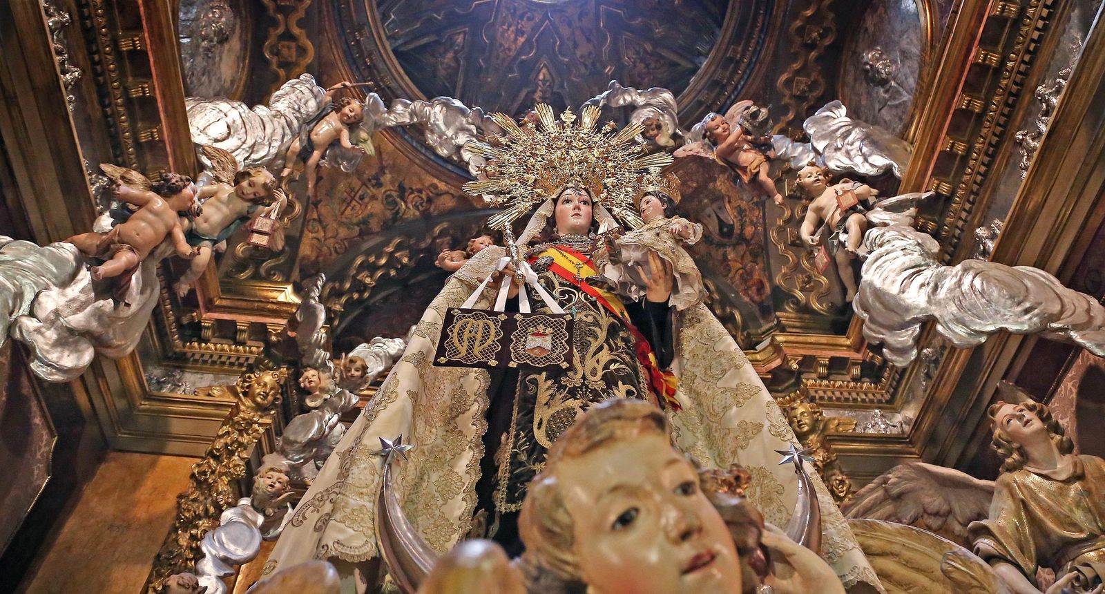El magnifico camarín de Nuestra Señora del Carmen Coronada.
