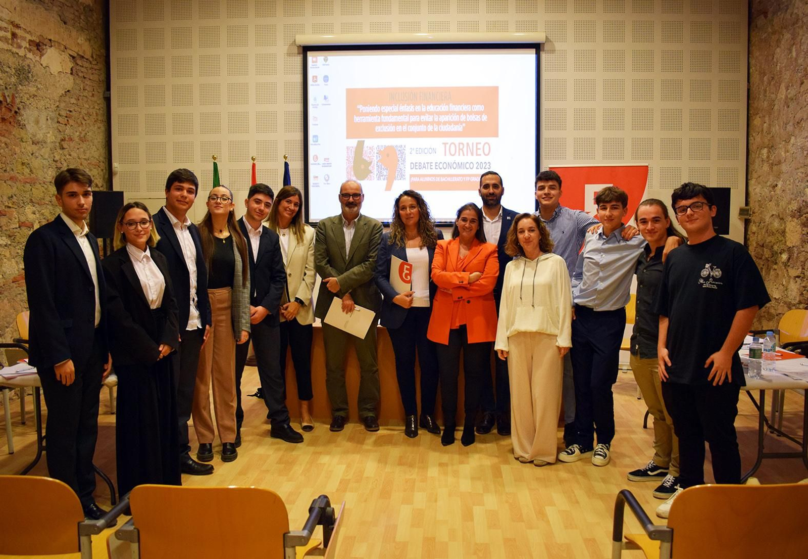 Foto de familia con los participantes.