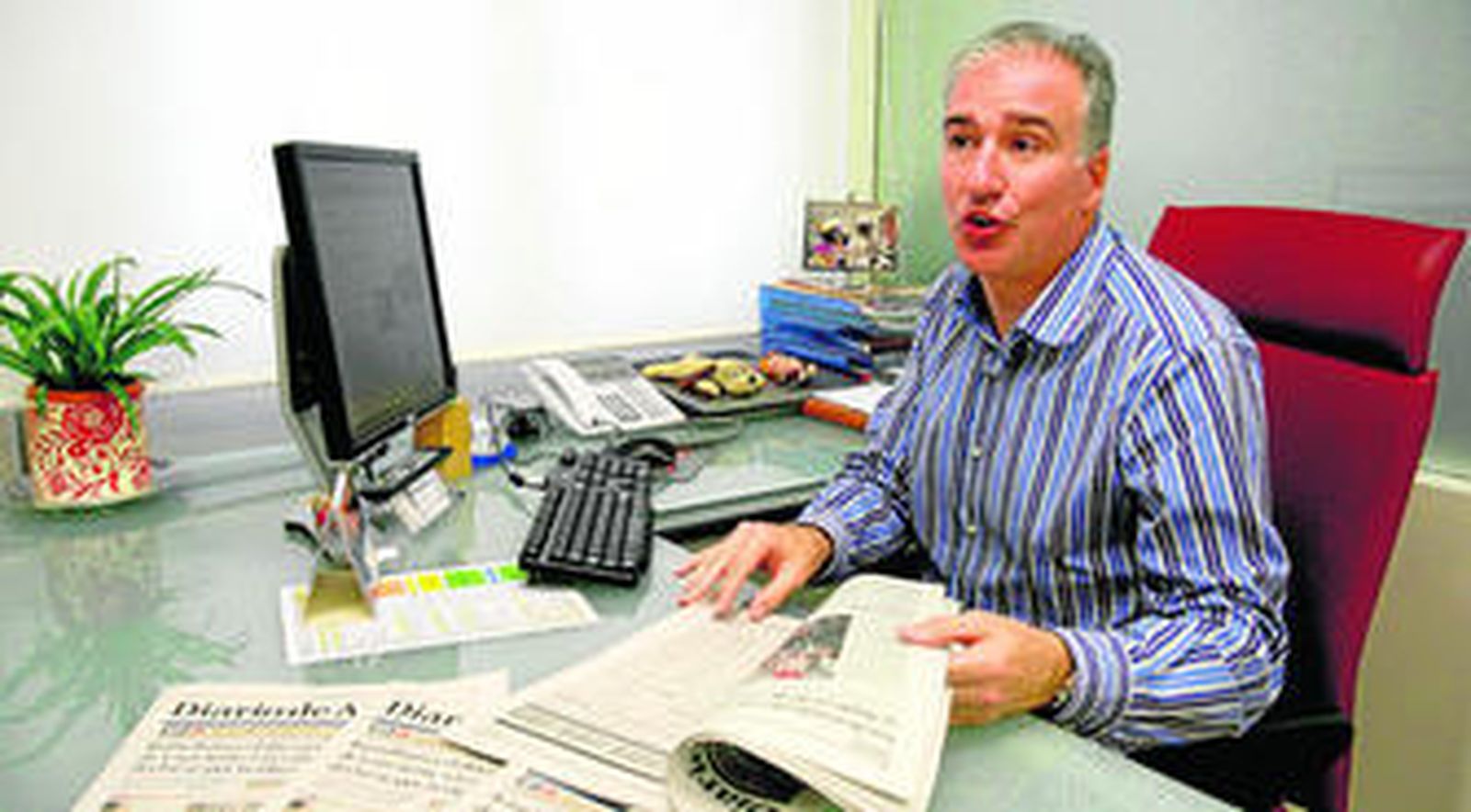 El pediatra nombrado director de la Sociedad Española de Medicina Tropical y Salud Internacional en la redacción de Diario de Almería.