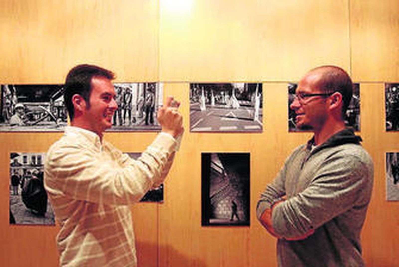 El concejal de Juventud 'inmortaliza' a Fermín Rodríguez.