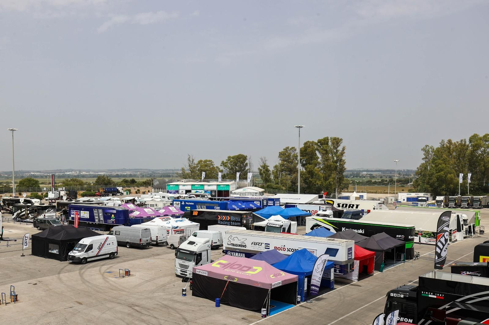 Los equipos de Supersport 300 están instalados en el 'paddock' del Circuito de Jerez-Ángel Nieto.
