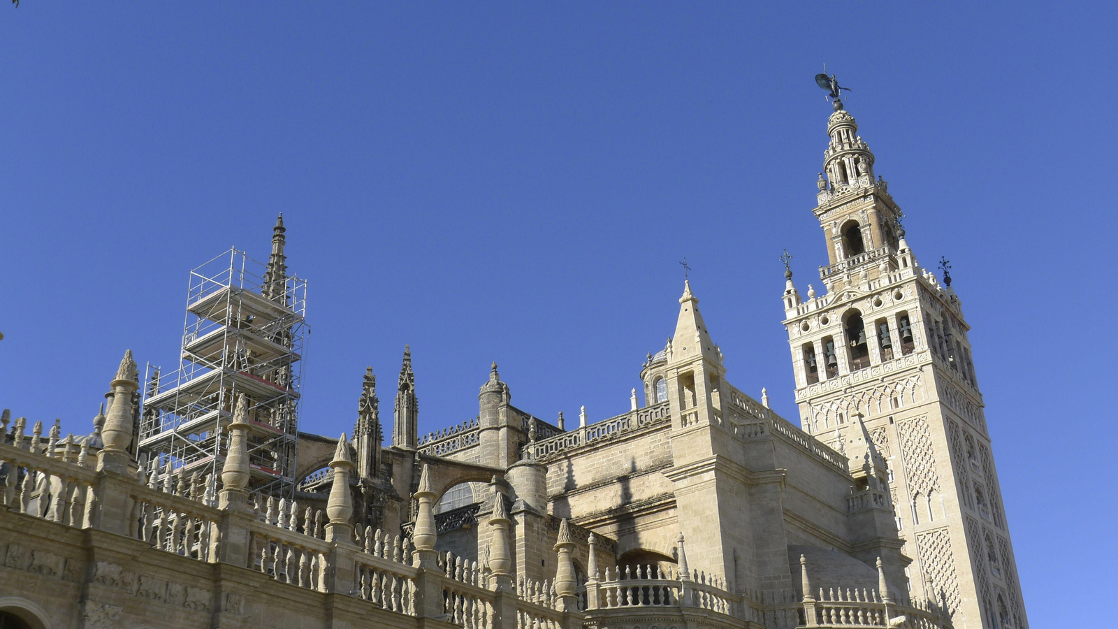 El andamio ya instalado en torno al pináculo que se va a reparar.