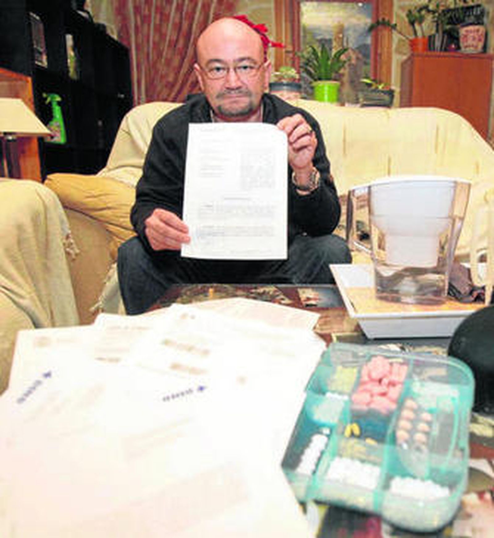 José Diez muestra la documentación en el salón de su casa.