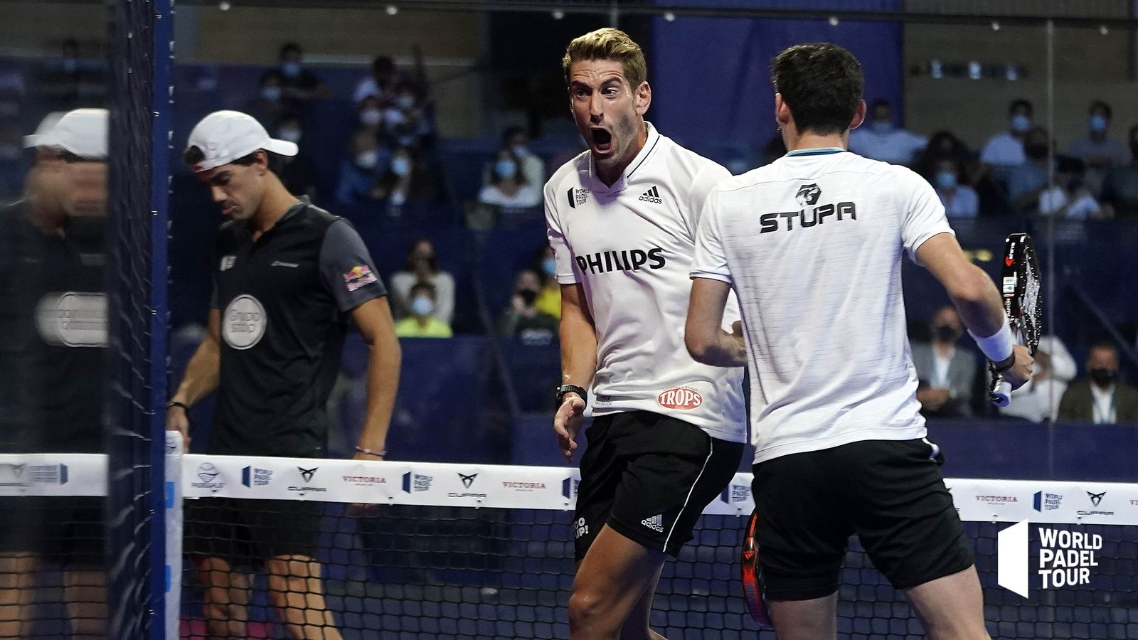 Álex Ruiz celebra un punto junto a su compañero.