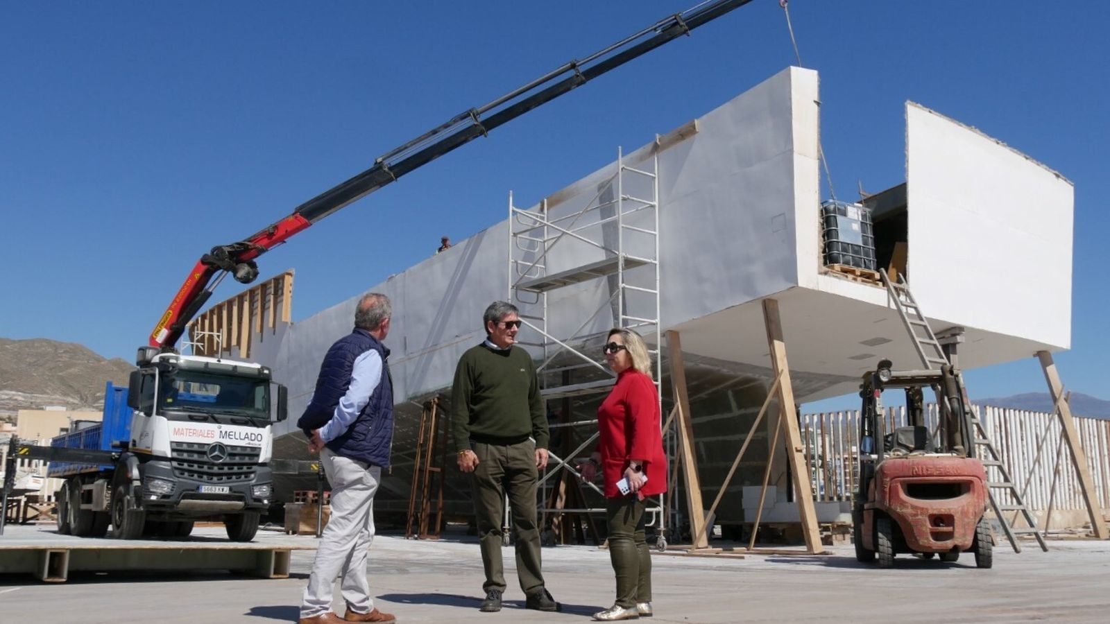 Manuel Cortés, en su visita a la construcción del atunero en el Puerto de Adra.