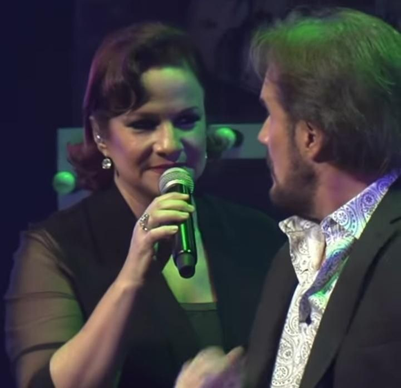 Lucía Galán en la actuación con su hermano Joaquín, como Pimpinela