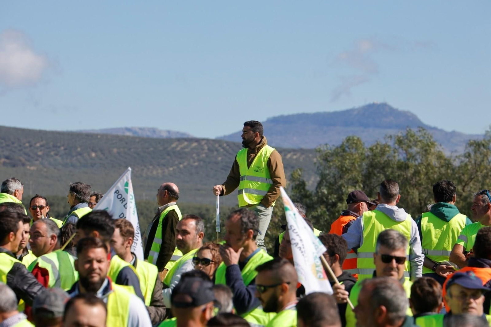 Los agricultores cortan la A-45 en Lucena, en imágenes