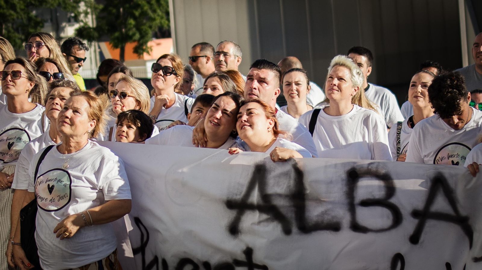 Familia y amigos de Alba Barrera la sorprenden a los pies de su habitación en el Hospital de Jerez