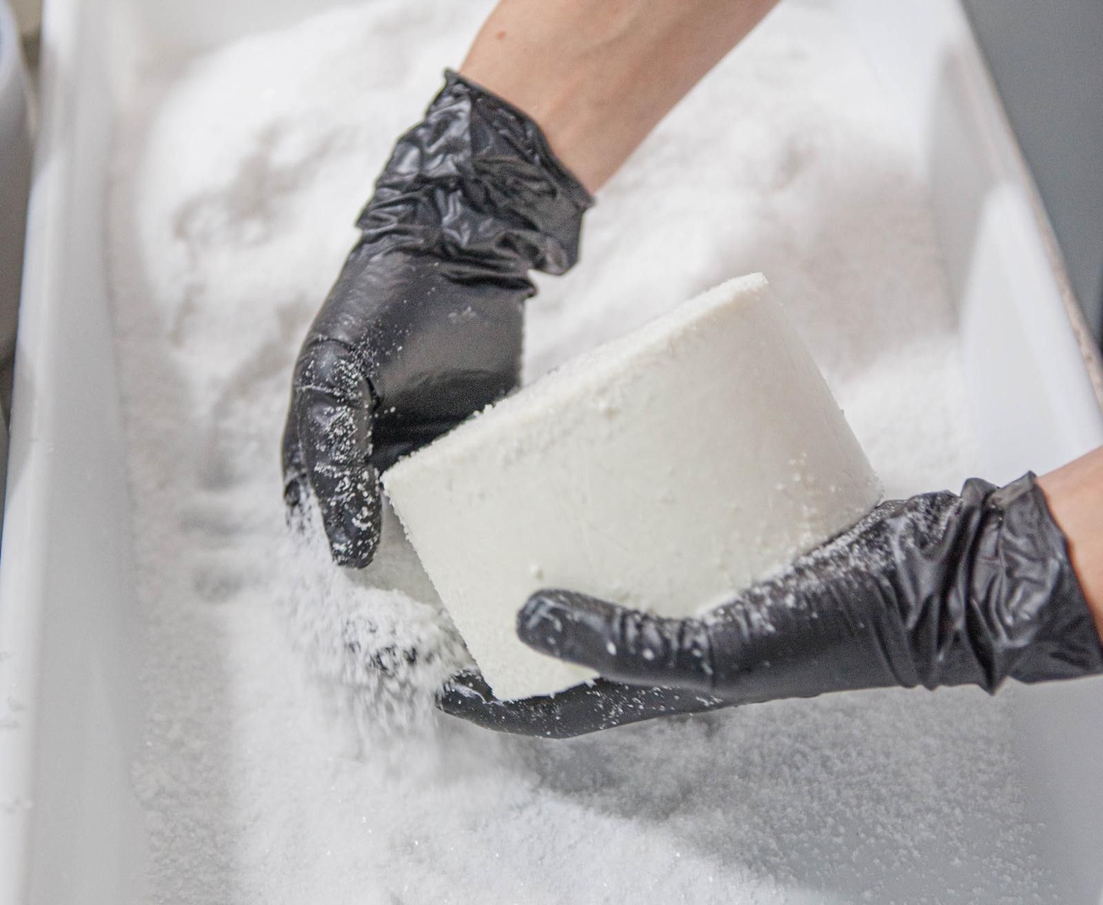 Elaboración artesanal de los quesos en Joya Caprina.