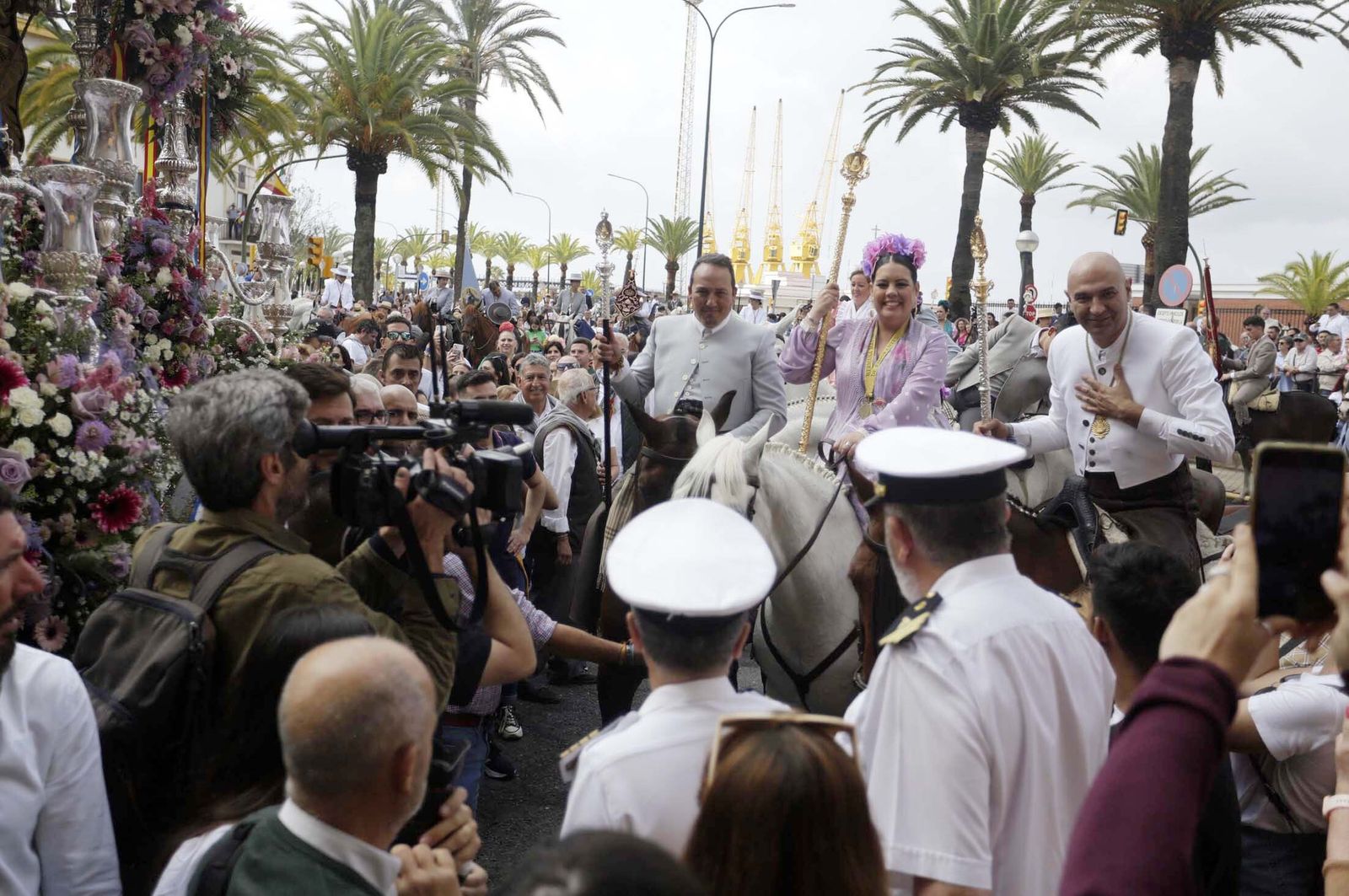 El Rocío 2023: Imágenes de la Hermandad de Emigrantes en su salida de Huelva