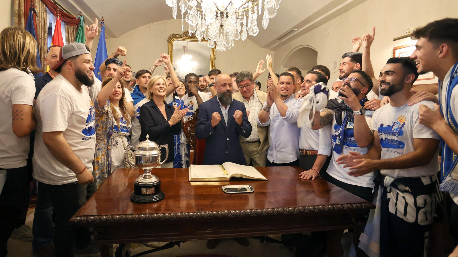 Baño de masas del Xerez CD en Jerez por su ascenso