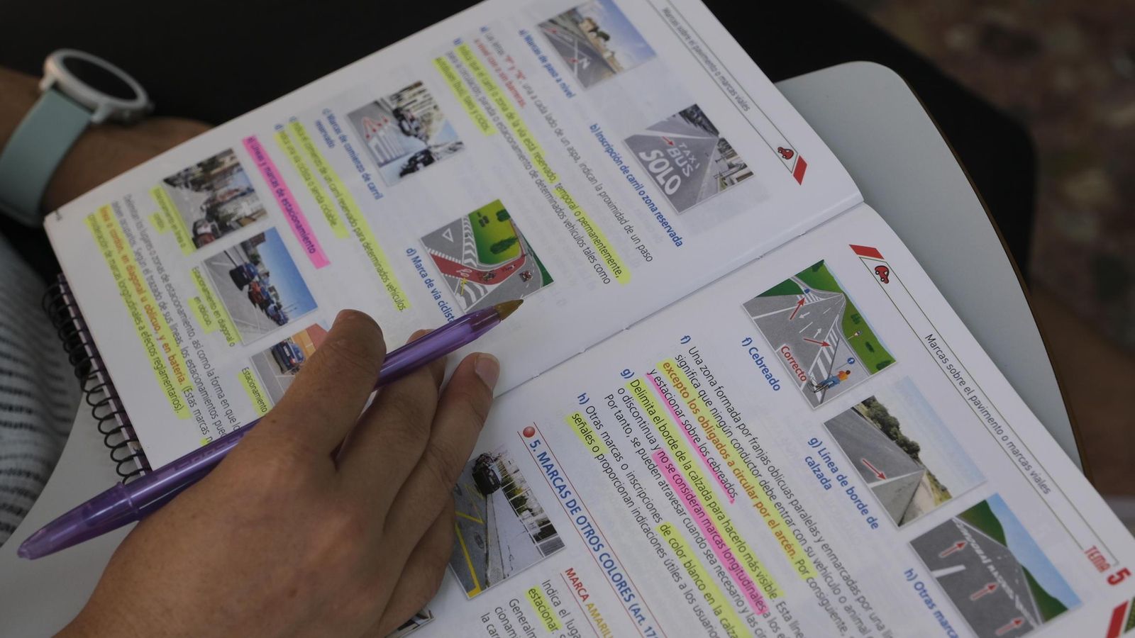 Uno de los alumnos subraya un libro