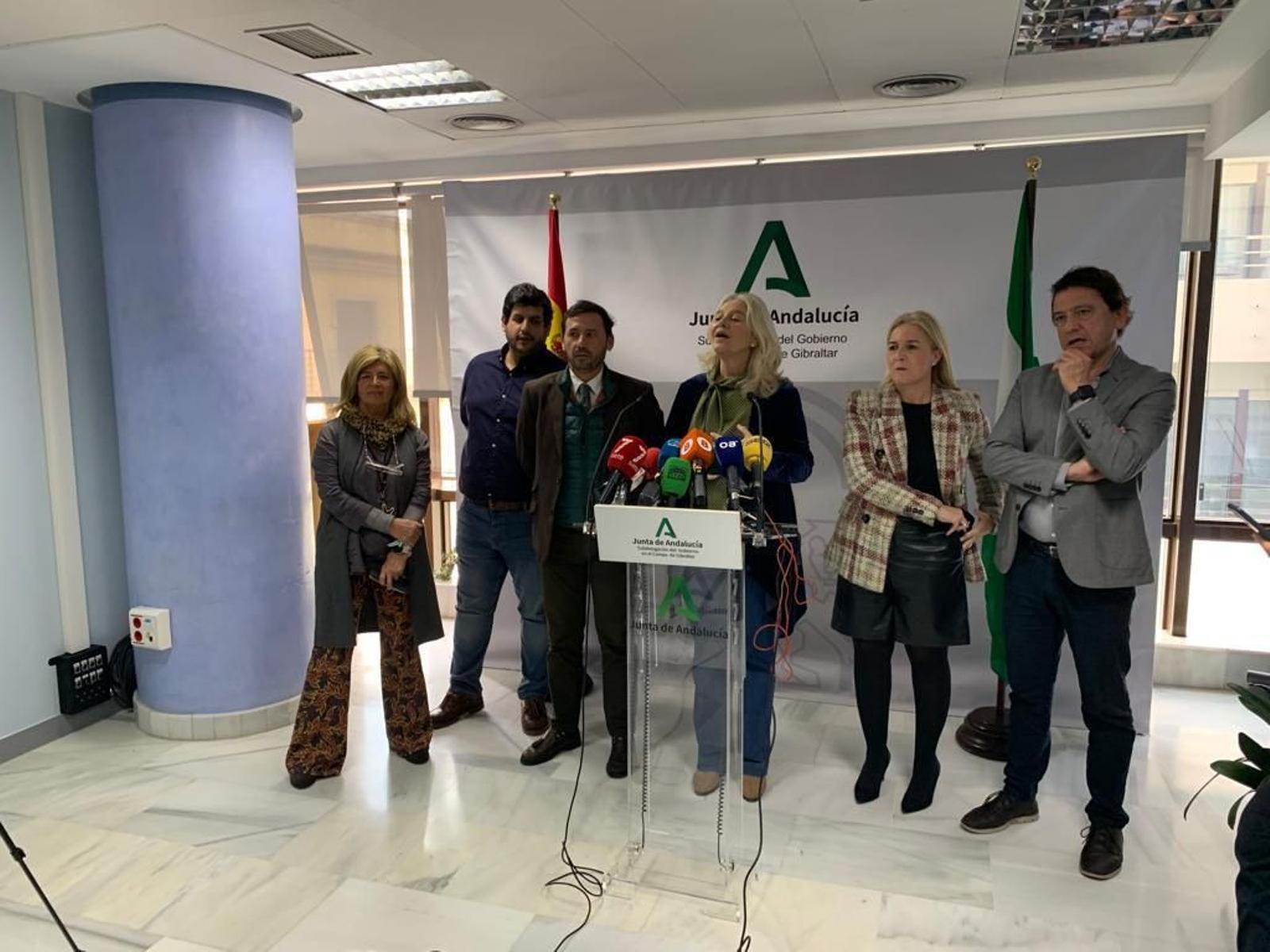 La delegada del Gobierno andaluz en Cádiz, Mercedes Colombo, junto a los delegados territoriales.