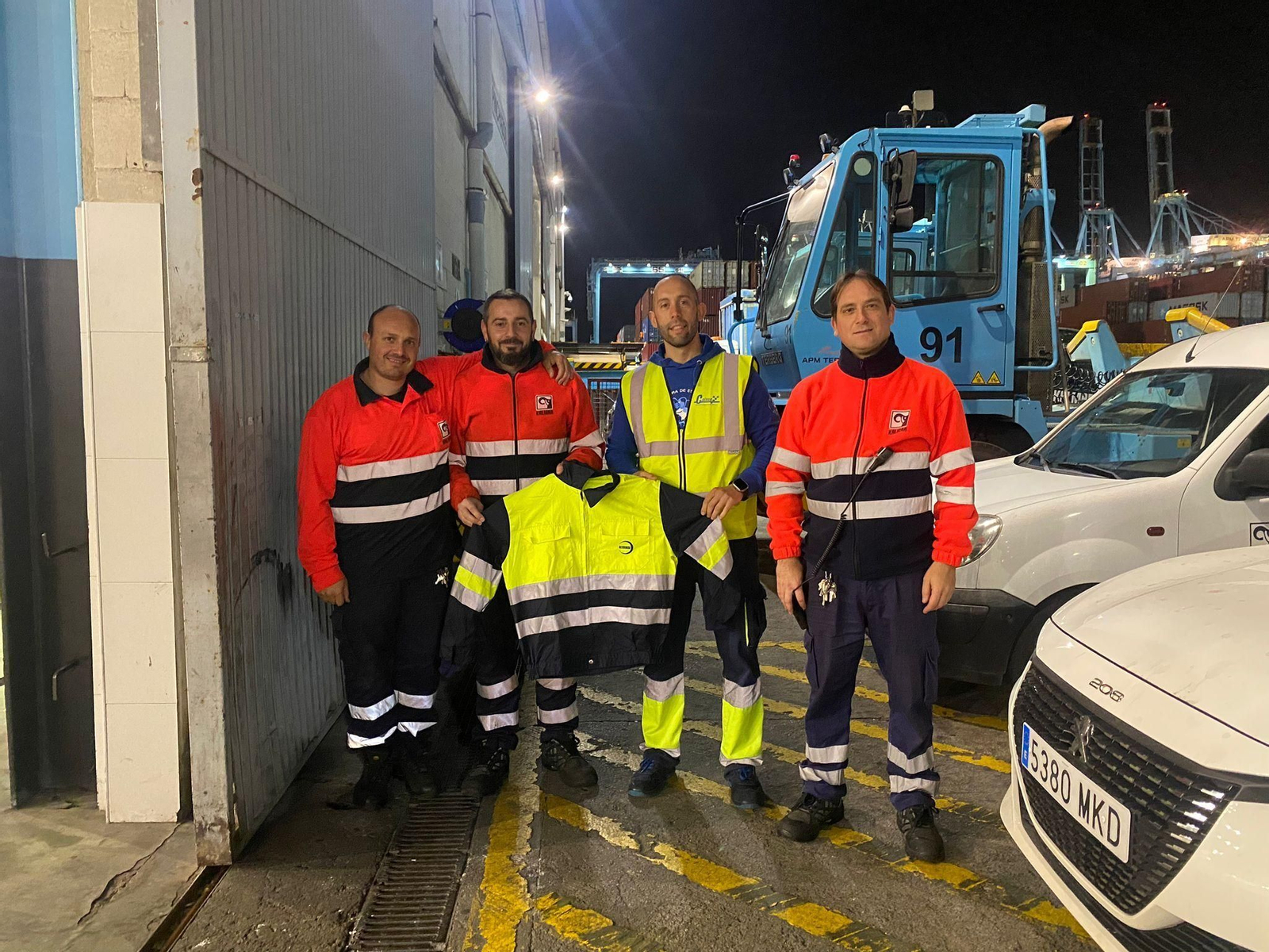 Representantes del sindicato Coordinadora con una de las chaquetas amarillas de Acerinox.