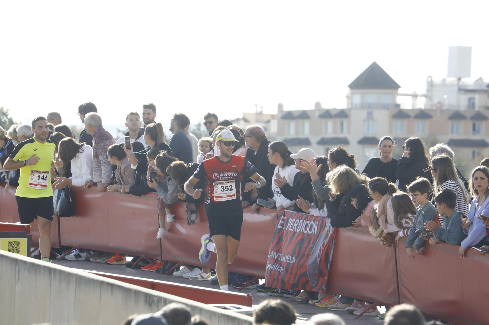 La gloria de cruzar la Puerta del Puente: las fotos de la línea de meta de la Media Maratón de Córdoba 2024