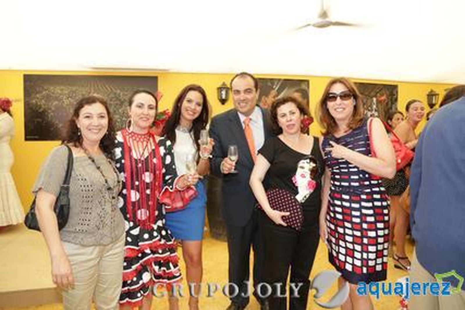 David Fernández y la comercial de Diario de Jerez, Marisa López, brindan en el centro de la imagen junto a Nela García, Eva Nicasio, Fátima Canca y Pilar Molinillo, presidenta, secretaria, tesorera y gerente de Acoje, respectivamente.

Foto: Manuel Aranda