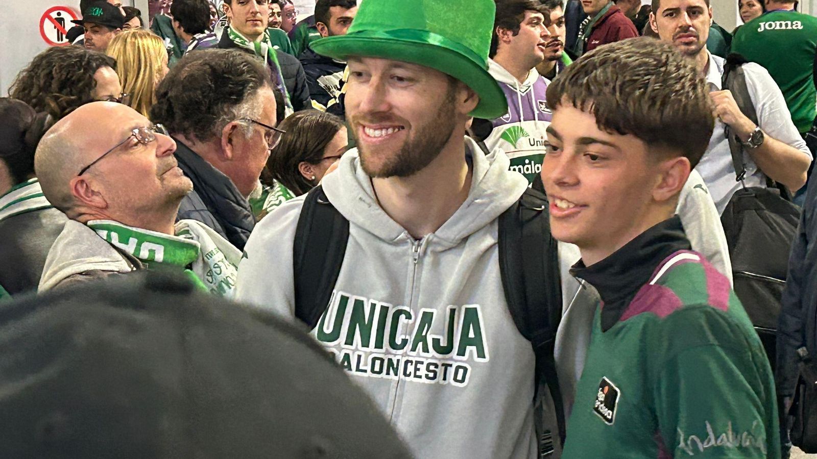 Alegría en la llegada del Unicaja al aeropuerto
