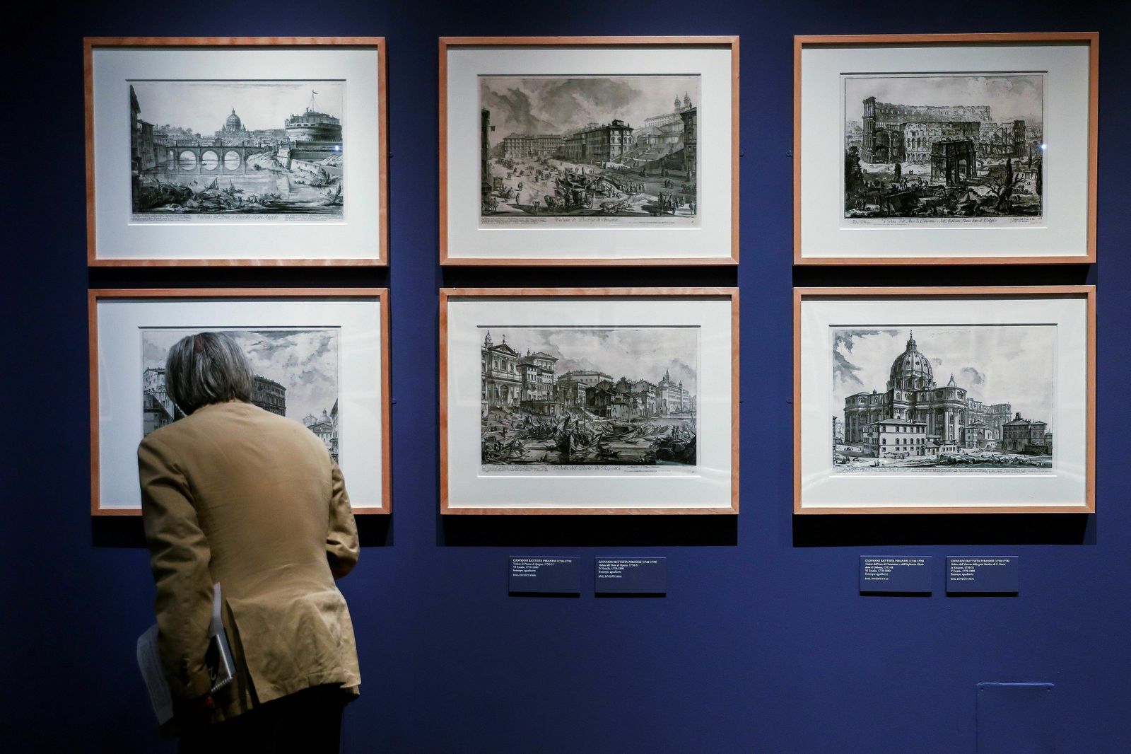 Un hombre observa algunas de las obras de Piranesi en la exposición de la Biblioteca Nacional.