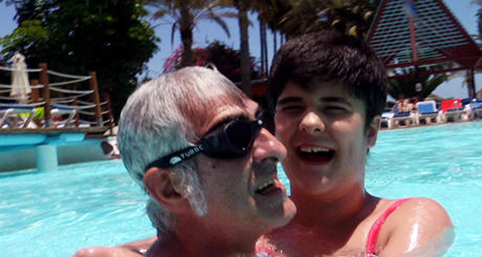 Peculiar adaptación de un cómic del conocido dibujante Miguel Gallardo, María y yo habla, en realidad, de la extraña, al tiempo que tierna relación entre Gallardo y María, su hija adolescente y autista. Un verano de ambos en Canarias explica el día a día de una relación que muestra, además, todo el amplio abanico del llamado “espectro autista”.