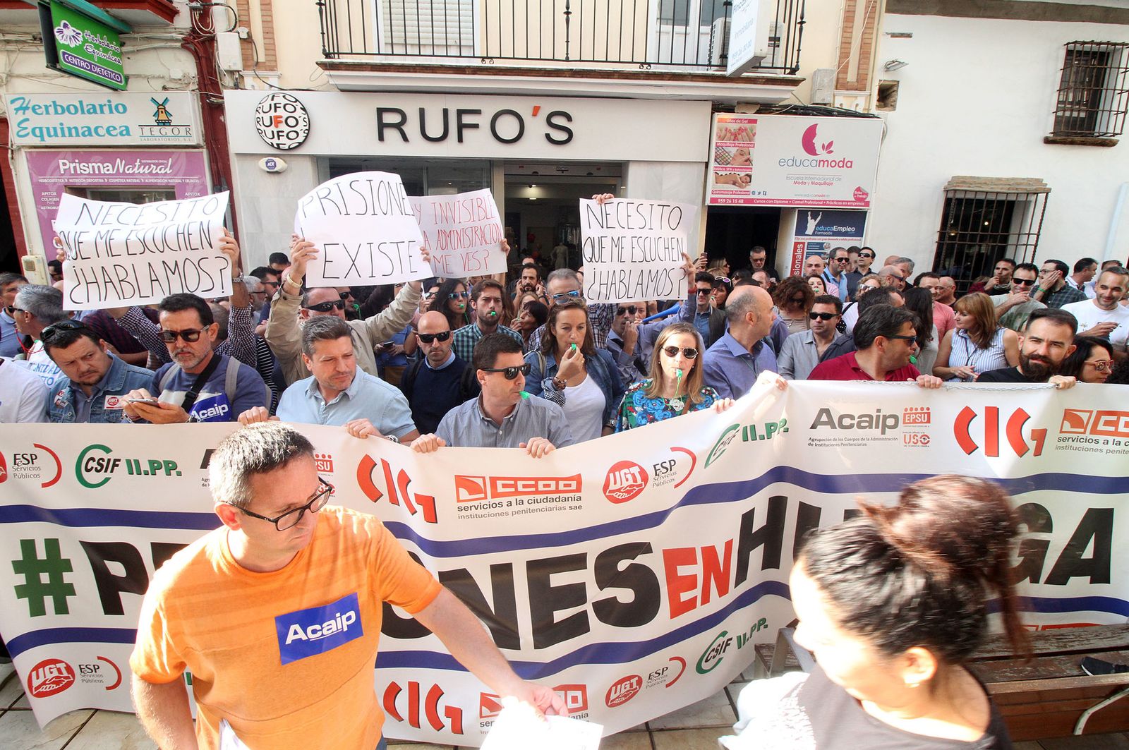 Imágenes de la concentración de funcionarios de prisión ante la subdelegación del Gobierno