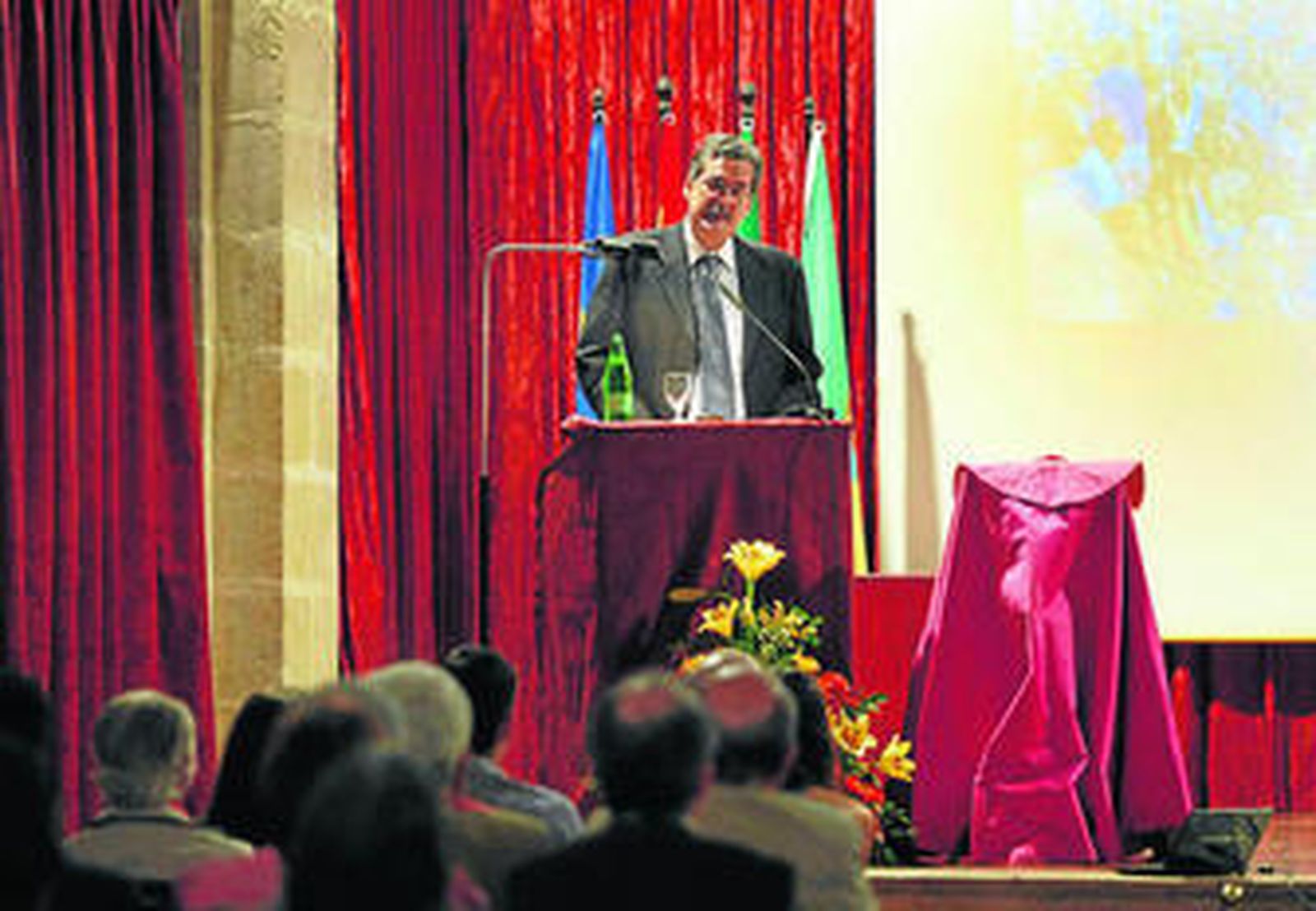 José Almenara pronunciando el XXIV Pregón Taurino Portuense en el auditorio del Monasterio San Miguel.