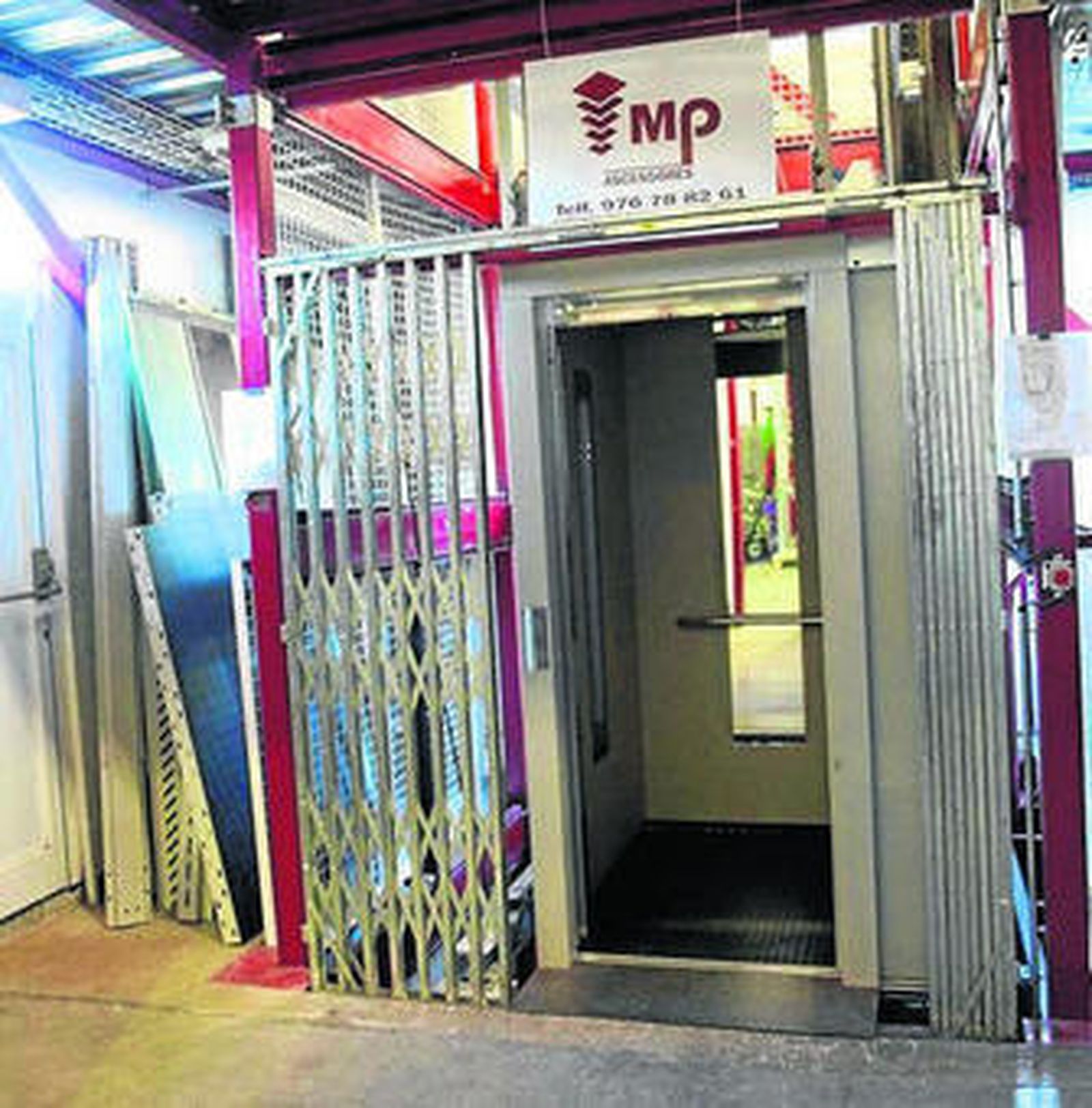 Imagen de un ascensor de MP.