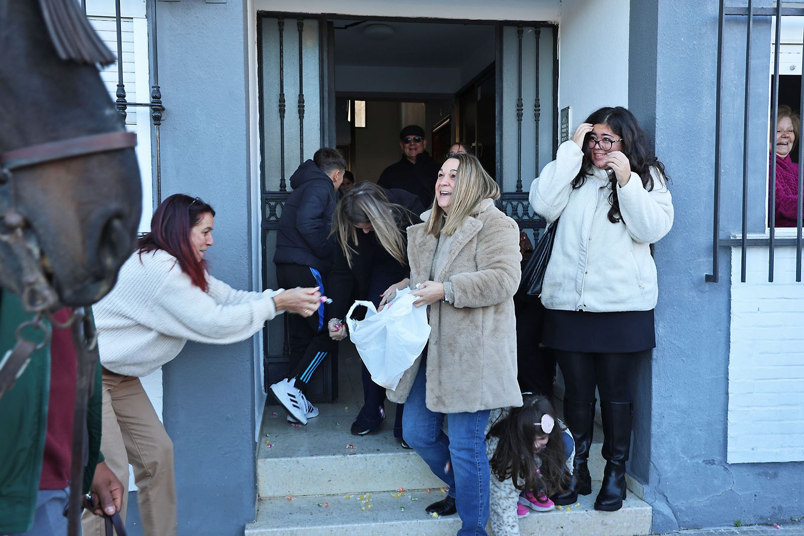Día de regalos y Reyes Magos por los barrios de la ciudad