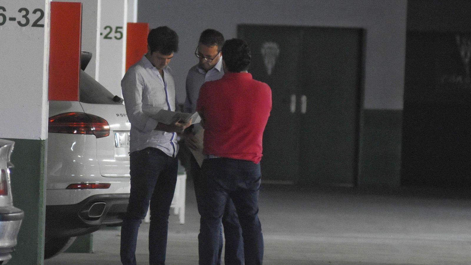 Juan Ramón Berdugo, Francisco Javier López y Miguel Romero dialogan en el parking del estadio. Juan Ramón Berdugo, Francisco Javier López y Miguel Romero dialogan en el parking del estadio.