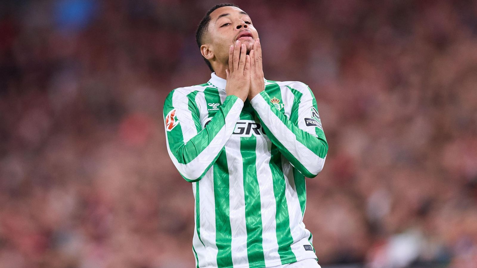 Vitor Roque, en un encuentro con el Betis. Vitor Roque, en un encuentro con el Betis.