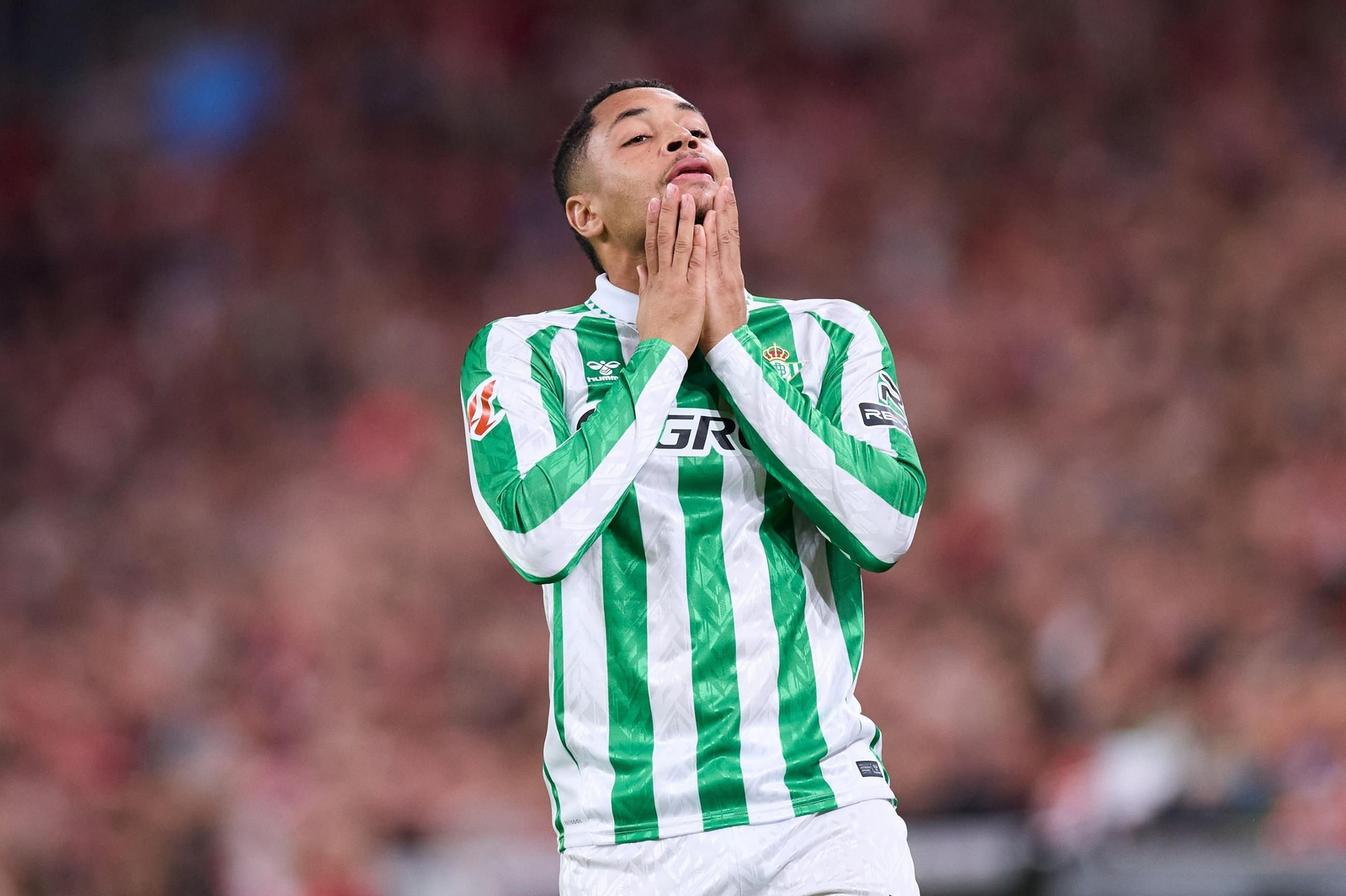 Vitor Roque, en un encuentro con el Betis.