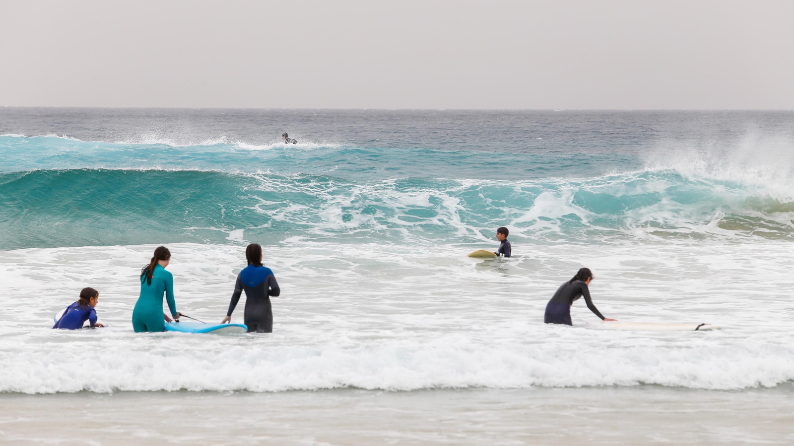Un día de levante en Tarifa, en imágenes