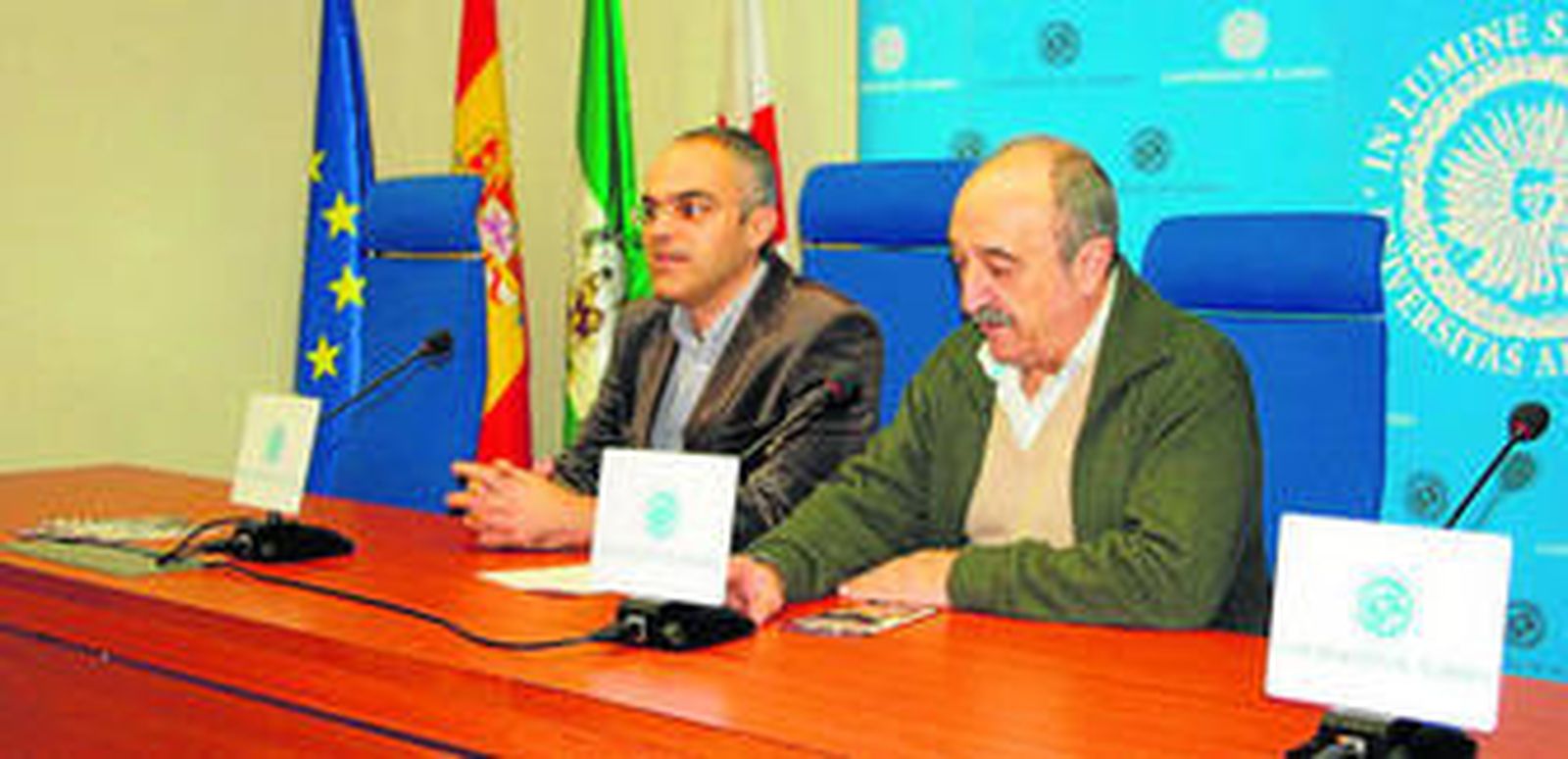 El director, José Manuel Ortega, y el coordinador, Antonio Zapata, en la presentación de los cursos.
